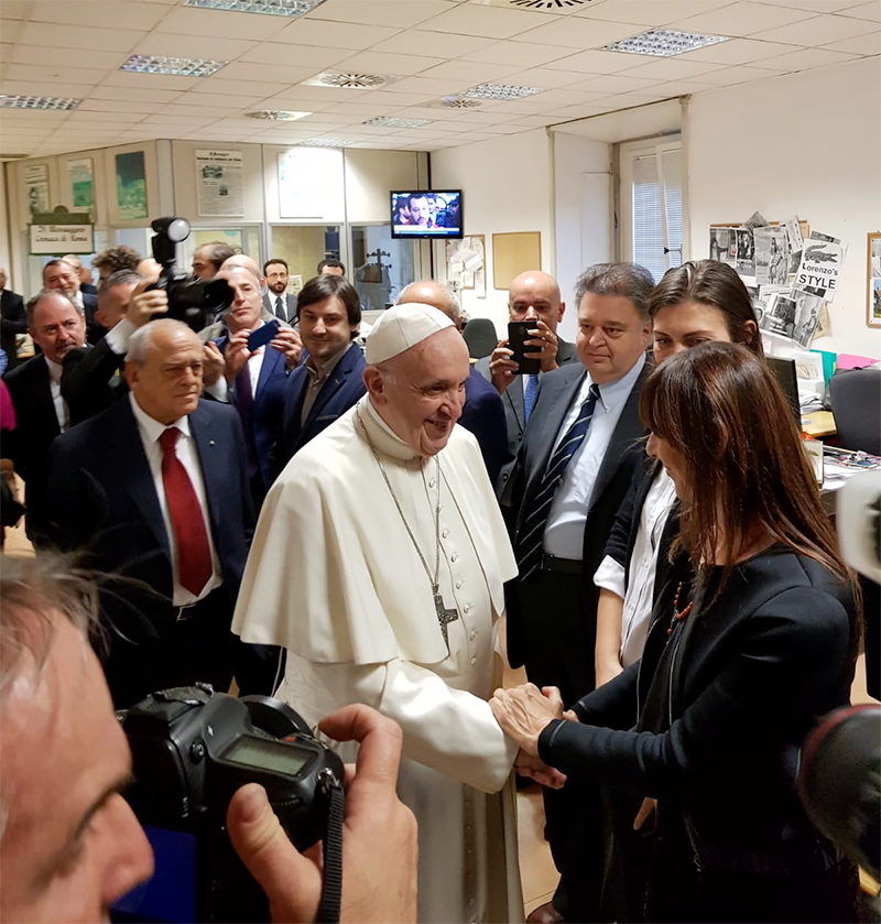 Papa Francesco nel salone della Cronaca di Roma del Messaggero, in visita l'8 dicembre 2018