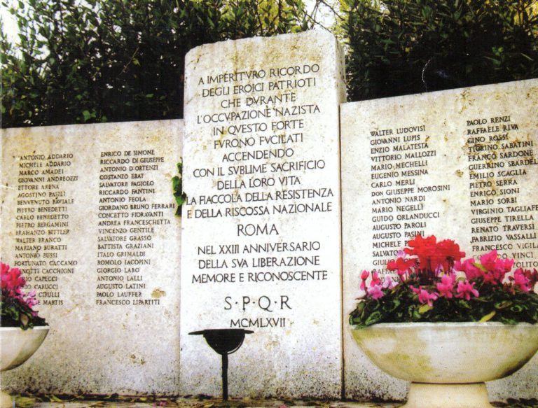 Per non dimenticare: a 77 anni dalla loro fucilazione a Roma a Forte Bravetta da parte dei nazifascisti il Sindacato Cronisti Romani ricorda i tre giornalisti partigiani Riziero Fantini, Enzio Malatesta e Carlo Merli, difensori della libertà e della democrazia e testimoni del loro tempo